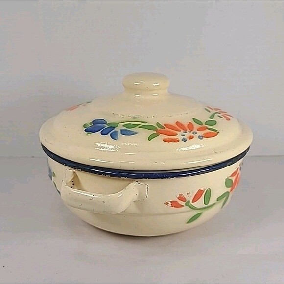 Vintage Cream Floral 2 Quart Enameled Pot With Lid - Picture 2 of 8